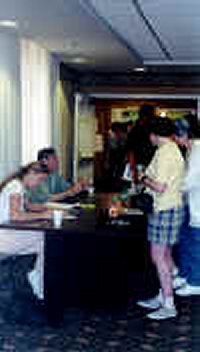 Autograph line.jpg (100602 bytes)